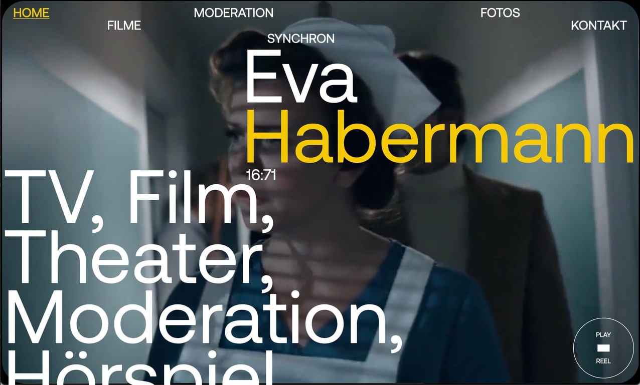 Сайт Евы Хаберманн.  Фоновое фото женщины в голубом платье и белом фартуке.